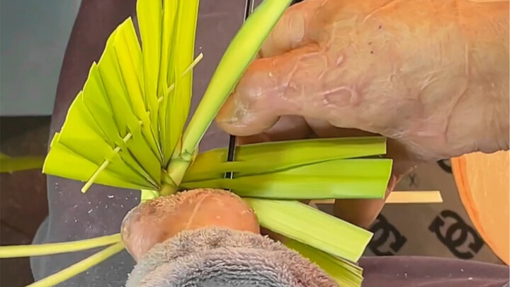 Bumped into a one-handed palm-leaf artisan at the night market—his relentless self-reliance makes hi