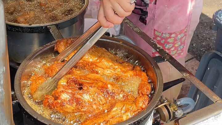 Masakan Thailand: Kulit ayam goreng tipis ala Thailand dari warung pinggir jalan, kulitnya renyah da