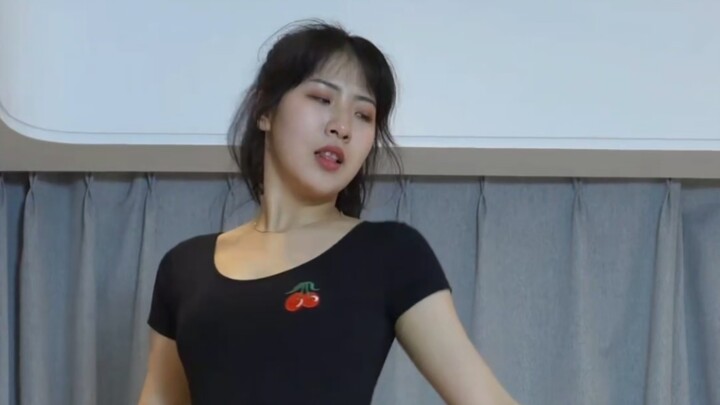 Experienced lady Huanhuan in high-slit black stockings — utterly captivating!