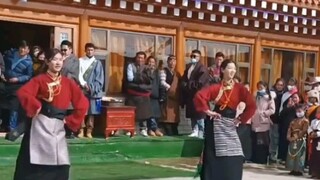 Tibetan girl's stringed Guozhuang dance