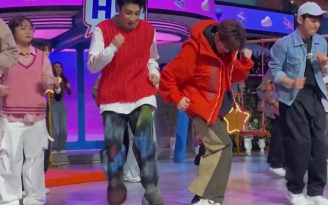 شياو دينغ الذي يتدرب مع فرقة هاو ليو، نشيط جدًا وحيوي للغاية