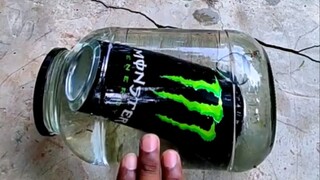 楼梯滚瓶子爆破大赛