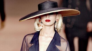 ساعدوني! اتضح أن تصميم البدلة المخصصة للتدخين له معنى عميق للغاية، وقد أتاح ظهورها للنساء أيضًا ارتد