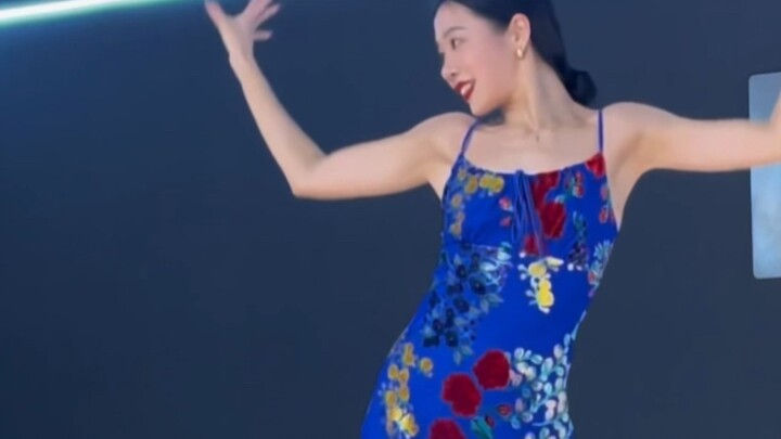 "Dark clouds, dark clouds, go away" "Don't bother me" Choreographed by Fan Fan Choreographed by Waac