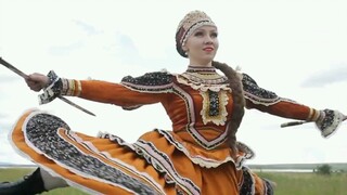 异域风情，战斗民族哥萨克美女传统双刀舞，英姿飒爽舞动不停！