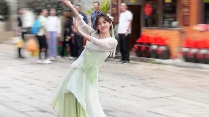 Ôi không, thưa bà, cô tiểu thư vui tươi chạy ra khỏi nhà để nhảy tiếp