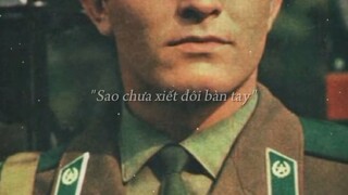 Hình ảnh một sĩ quan trinh sát Liên Xô ở biên giới ngước nhìn lá cờ tổ quốc như thể rằng chưa bao gi