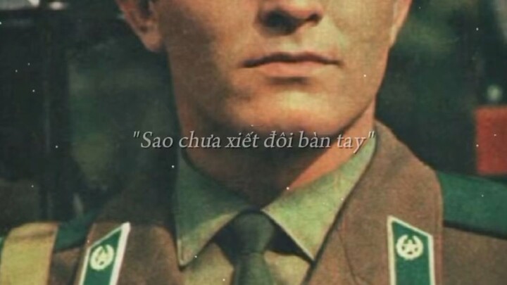 Hình ảnh một sĩ quan trinh sát Liên Xô ở biên giới ngước nhìn lá cờ tổ quốc như thể rằng chưa bao gi