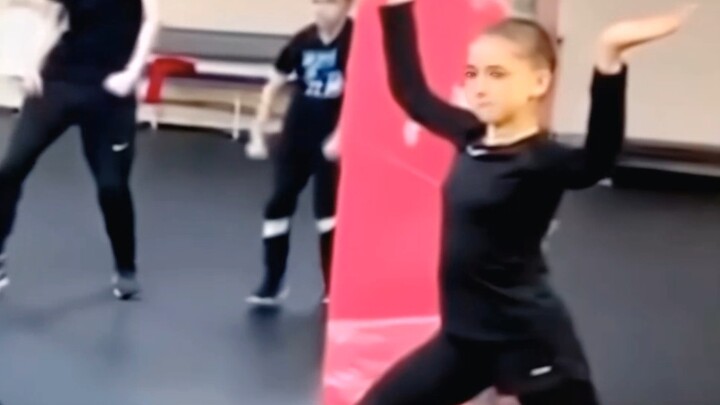 Dễ thương quá, bé k mới vào nhóm nhảy mà trông vẫn còn ngây thơ, hồn nhiên lắm. Nhóm nhảy luyện vũ đ