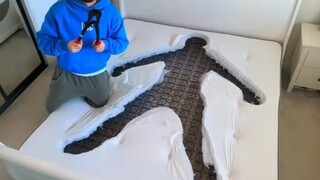 بالفعل، عندما يفعل المرء أشياء سيئة، لا يشعر بالتعب! شاب أجنبي يخدع صديقه...