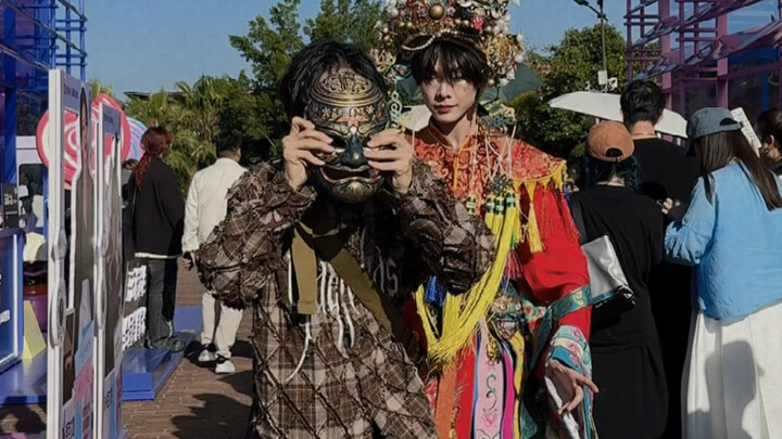 Bất ngờ bắt gặp trò múa rối mặt nạ cơ khí, thử tương tác với anh ấy xem sao!