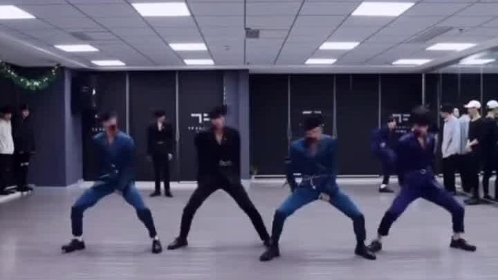 I don't believe there are still sisters who don't know about this "Love Shot" practice room version 
