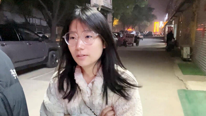Waktu aku sengaja ngomongin tentang gebetanku di depan pacarku, dia langsung kaget.