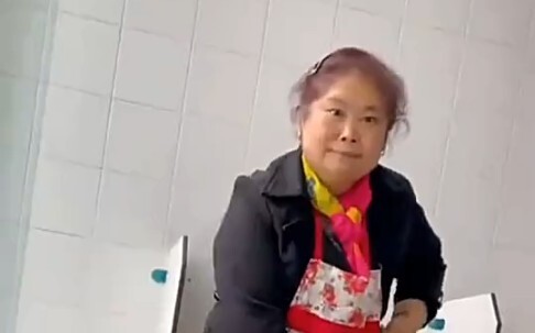 Nghe giọng cậu thanh niên này không giống người bản địa chút nào nhỉ