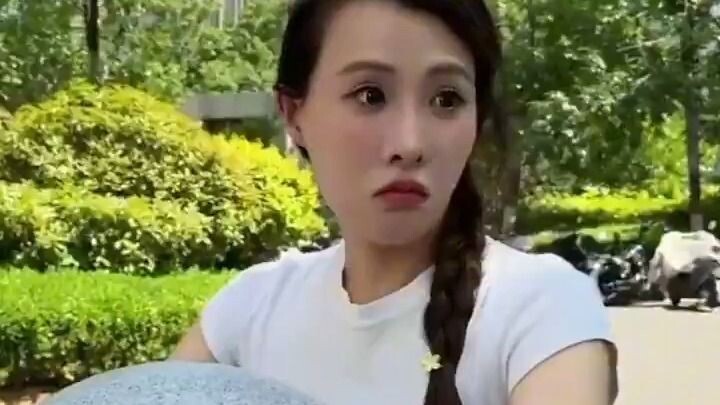 Để tránh bị chiếm chỗ đỗ xe, cô ấy đã mua một chiếc bệ đá giả… 🤣🤣🤣