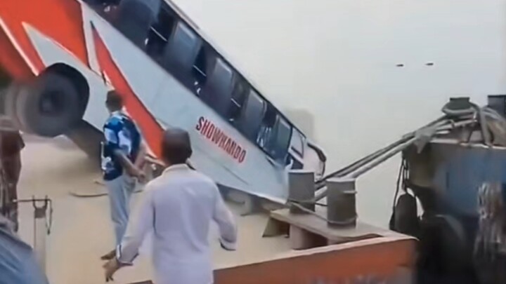 Mengerikan sampai terasa tidak nyata: di sebuah dermaga penyeberangan Sungai Padma, Bangladesh, sebu