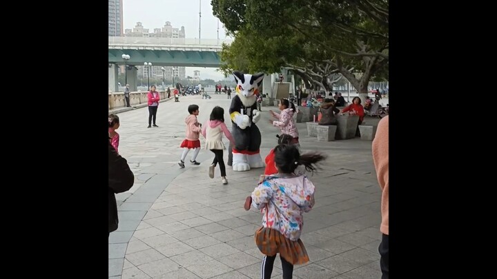 [เบื้องหลัง] กำลังถ่ายเต้นท์ขนแกะอยู่ แล้วโดนเด็กๆ ไล่ตาม