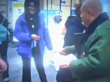 Berbagi kegembiraan atas kesuksesan