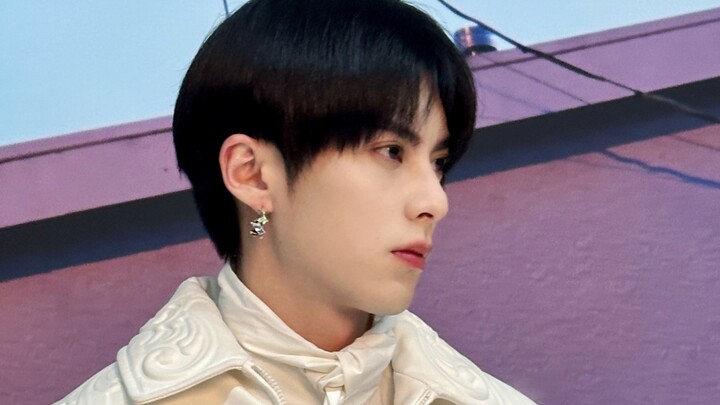 After five years, the Chinese entertainment industry finally gave him back his earrings, and he's wr