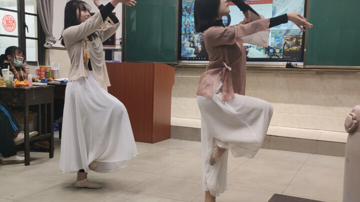 【元旦汇演】-翻跳白小白老师的《九万字》！