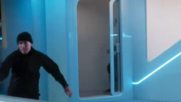 果然男人在美女面前就会发飘，下回跳之前记得先低头看一眼啊！