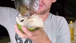 国外小哥试吃一些他们不常见的水果，这个吃法我看呆了...