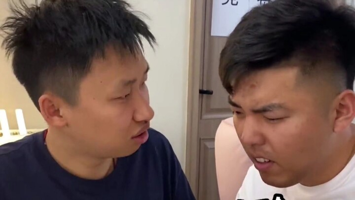 A fan pretends to be bird’s nest, pranking their roommate—the ending is hilarious!