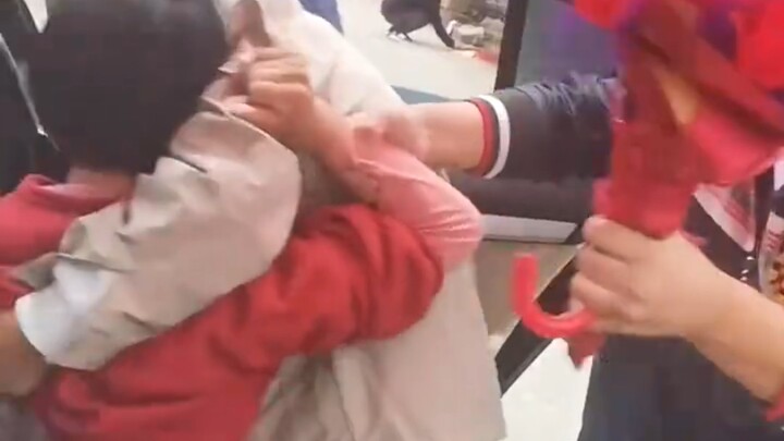 لا يسعني إلا أن أقول إن الوسيط الذي تمكن من إتمام هذه الزيجة يمكنه الآن التوسط لحل النزاع الروسي الأ