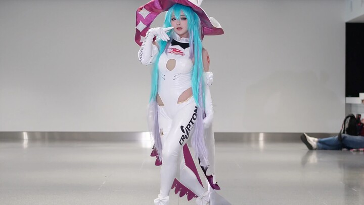 【Gimme Gimme】Sheniu cosplayer dances at New York Comic Con
