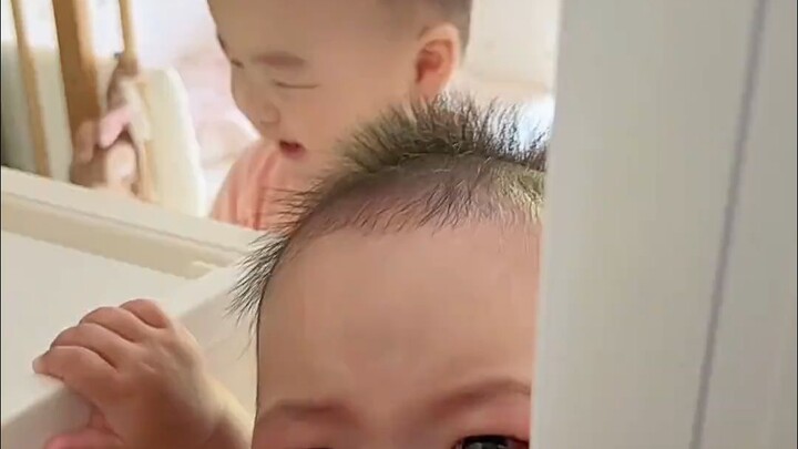 Ada yang janggal, ada yang janggal, ada seorang anak kecil yang sangat mencurigakan