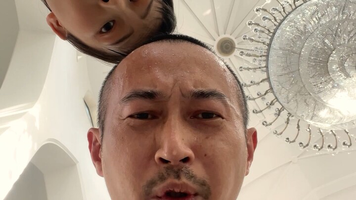 ปริซึมสามเหลี่ยมบนโคมไฟคริสตัลจะหักเหแสงออกมาเป็นรุ้ง ซึ่งชานโหรวชอบที่สุด