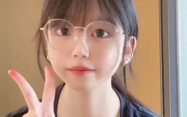 The fastest thing in the sky is an airplane, and the worst thing on the ground is glasses~