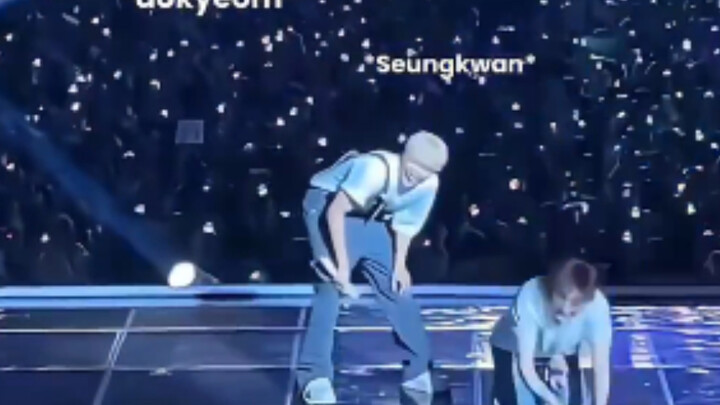 Nhóm tạo không khí siêu đỉnh 98 thân thiết… cùng phản ứng của những người xung quanh 🤣