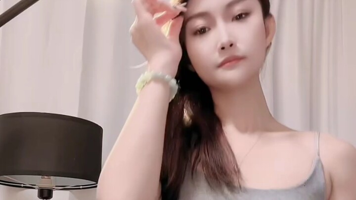 Dian Dian: Yoga pants riding up at the crotch on the front.