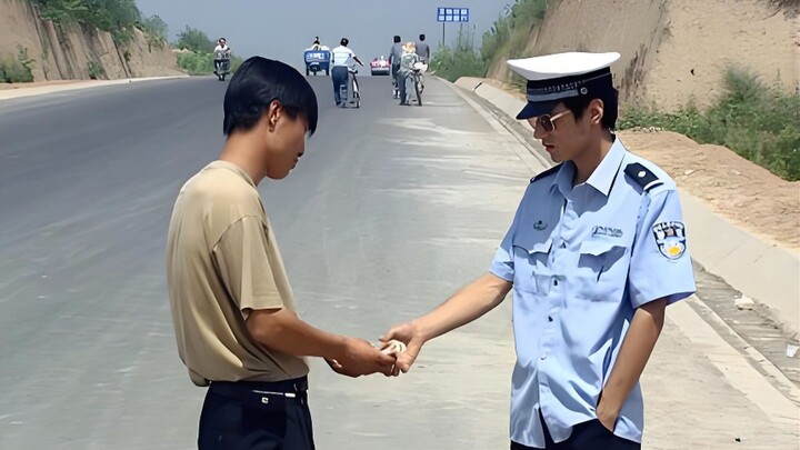 穷小伙冒充警察，每天拦车开罚单，还利用制服欺骗少女！