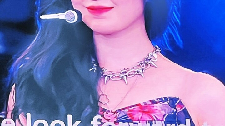 Tali bahu yang jatuh akhirnya membuat orang-orang mengerti mengapa nama penggemarnya adalah "Serigal