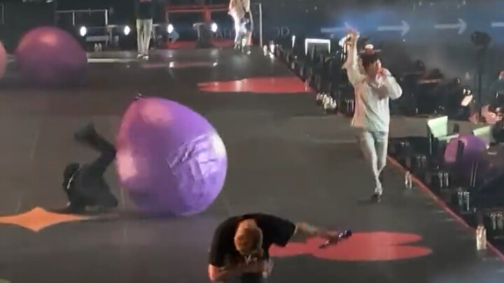 [Taehyung] Love, hate, and drama with a ball | Ran all the way over just to flip over the ball, only