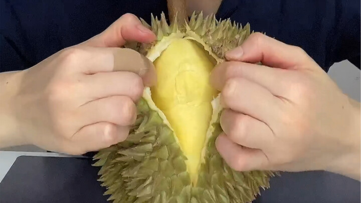 Every time I’m unhappy, I tear open a durian.