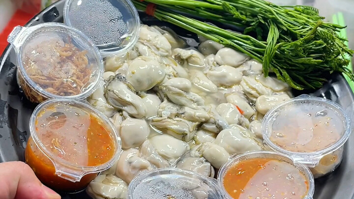 Masakan Thailand: Sashimi ala Thailand, tiram kecil campur kepiting mentah yang segar, lembut, asam 