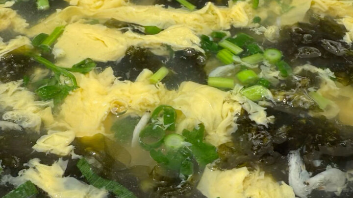 Di rumah pengin minum sup telur rumput laut? Coba deh cara gampang, praktis, enak, dan cantik kayak 