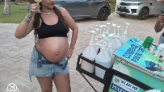 ريهانا | قصة سيدة الأعمال الشهيرة التي عادت إلى مسقط رأسها في سن الشيخوخة!