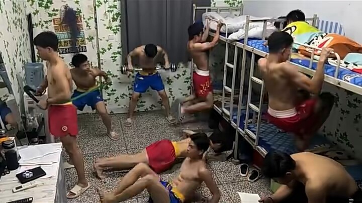 الشخص الوحيد الذي يمكنه تخويفهم هو الرجل الموجود في السرير العلوي