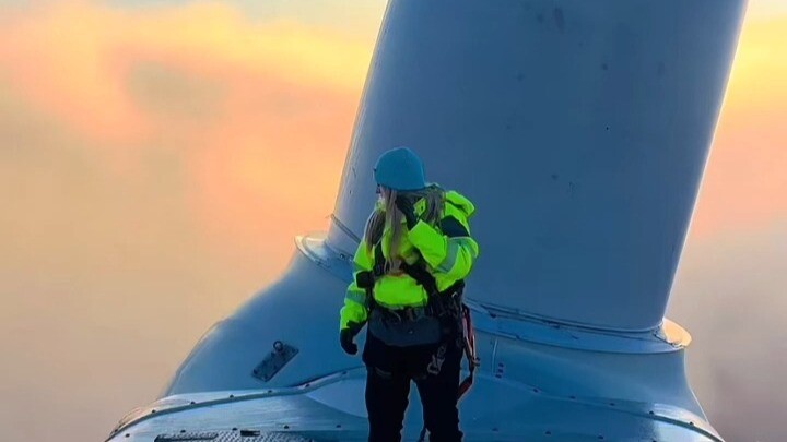 Một công việc khiến bạn rụng rời chân tay, người sợ độ cao thì đừng hòng làm được!