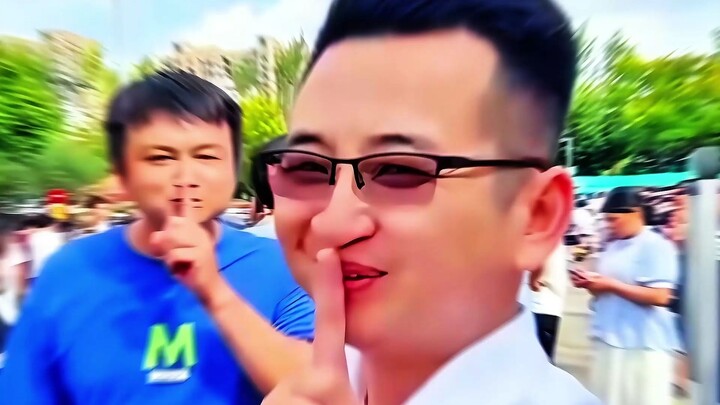 Guru Huang yang Suka Main Game Musik