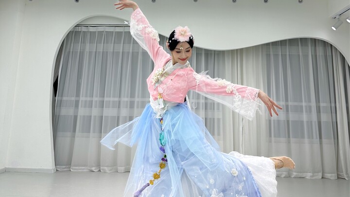 新编朝鲜舞《阿里郎》｜优雅恰似白鹤。古格里风格动律优美，以气息的运用带动膝部的屈伸与步伐，并贯穿于全身，“以内之动，带动外之动，动中有线，静时线不断”。