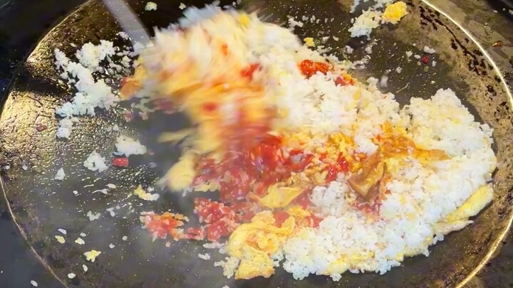 Hal pertama yang dilakukan setelah kembali ke Guizhou adalah makan semangkuk nasi goreng telur.