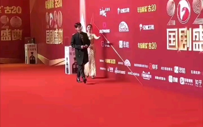 هناك دائمًا لحظة يظهر فيها باي جينغ تينغ ليلتئم بها قلبك…