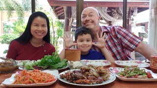 ส้มตำคนละครกทอดปลาทอดปูนาพ่อลูกอร่อยจนแย่งกันกิน Fry Crispy Fish Crabs