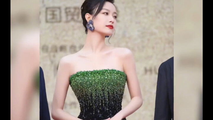 ท่วงท่าของดาราสำคัญมาก! นี่แหละคือความแตกต่างระหว่างดาราและคนธรรมดา! หลิวซือซือ หนีหนี!