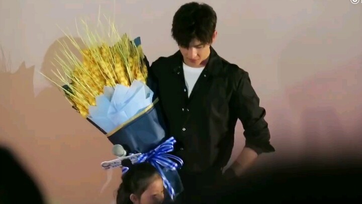 Bé gái: Con muốn hôn anh Dương Dương, hôn luôn hai cái! Dắt con đi theo dõi anh Dương Dương là hạnh 